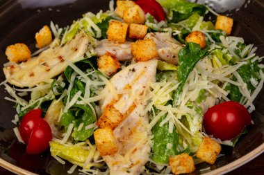 Sezar salatası tavuk ve peynir