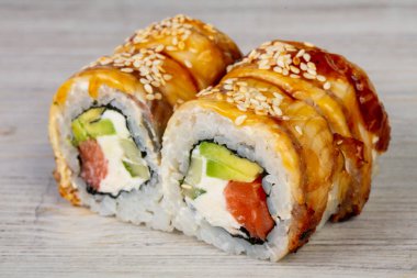 Yılan balığı ile Japon geleneksel rulo