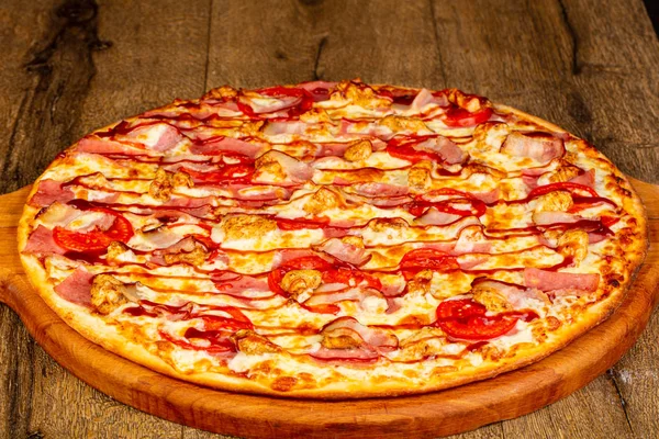 Pizza Mit Wurst Und Käse — Stockfoto