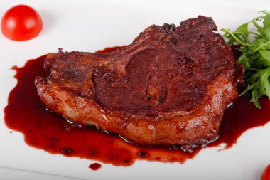 Böğürtlen soslu biftek.