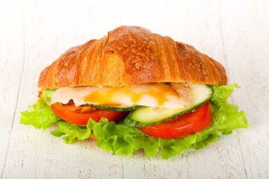 Kruvasan tavuk ve domates ile