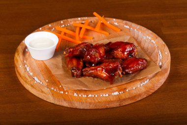 Tavuk kanatları Barbekü sos