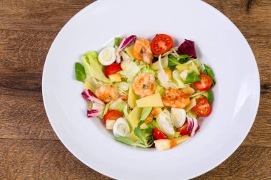 Sezar karides ve kiraz domates ile