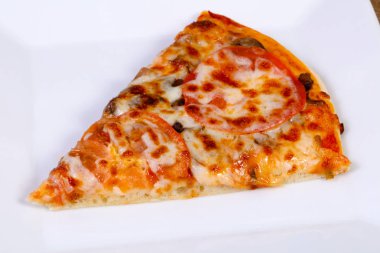 Peynir ve domates mantarlı pizza