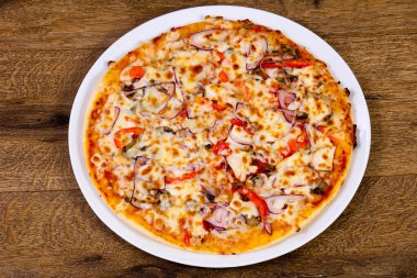 Sığır eti peynir ve soğan pizza