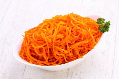 Kabın içinde çekilen havuç yığın