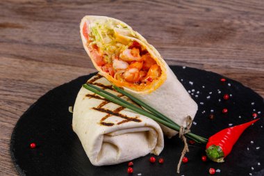 Tavuk ile biber hizmet tortilla rulo