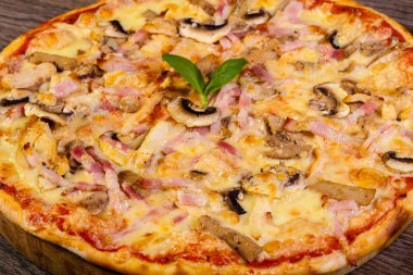 Jambon ve mantar pizza fesleğen hizmet