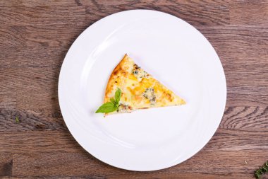 Fesleğen servis dört peynirli pizza