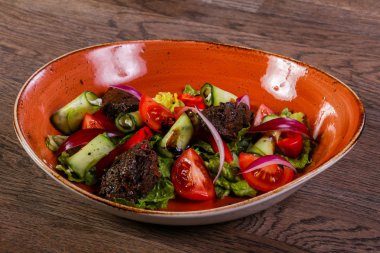 Karaciğer ve sebze salatası