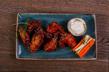 Tavuk kanadı dip sos ile