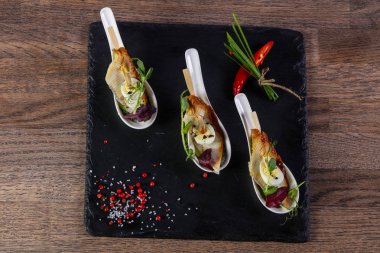 Yılan balığı ve Bıldırcın yumurta ile snack