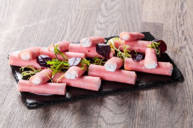 Ham plaka üzerinde peynir rulo dolması