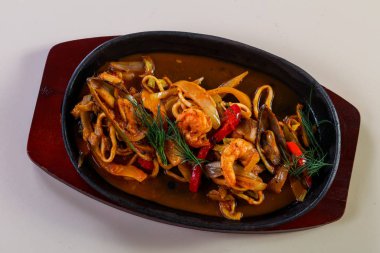 Deniz ürünleri makarna pan sos ile