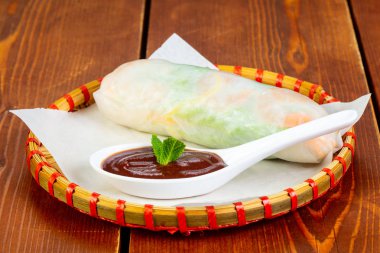 Soğuk bahar rulo karides ve sos ile