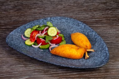 Lezzetli Kiev'in pirzola sebze salatası ile