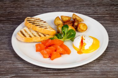 Lezzetli yumurta haşlanmış somon ve patates ile