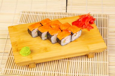 Lezzetli yengeç rulo havyar ile