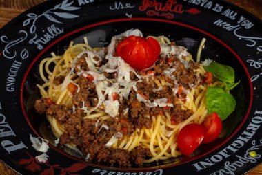 Sebze ile lezzetli bolognese çanak