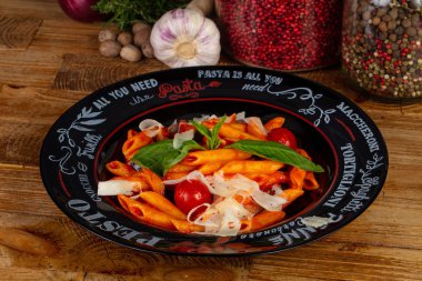 Baharat ve otlar ile domates makarna