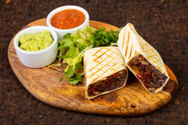 Lezzetli burito avokado makarna ve chili sos ile