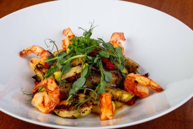 Sebze ile lezzetli ızgara kaplan karides