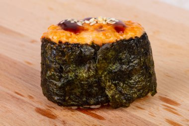 Gunkan suşi ile baharatlı yılan balığı