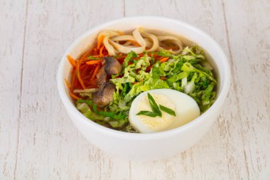 Asya geleneksel Ramen çorba, yumurta