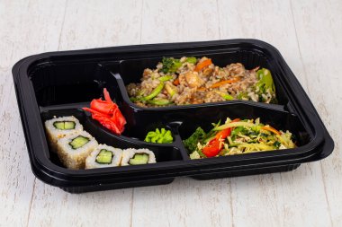 Rulo, şehriye ve et ile bento