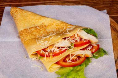 Tavuk ve domates ile gözleme