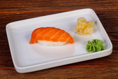 Japon soğuk suşi somon ile