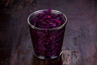 Kırmızı lahana ve havuç salatası