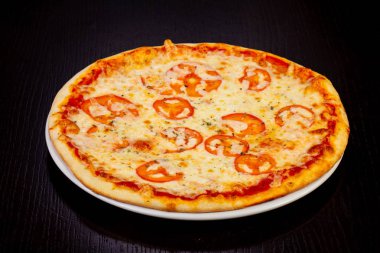 Lezzetli margarita pizza domates ile