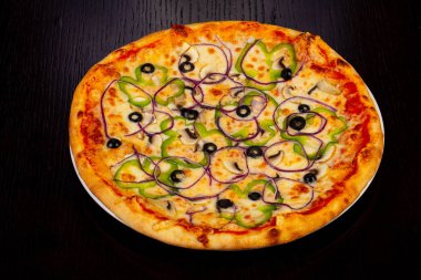 Biber, soğan ve zeytin lezzetli vejetaryen pizza