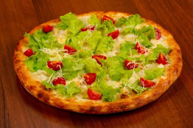 Pizza Sezar tavuk ve salata ile