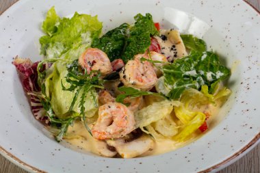 Salata karides ve sos ile