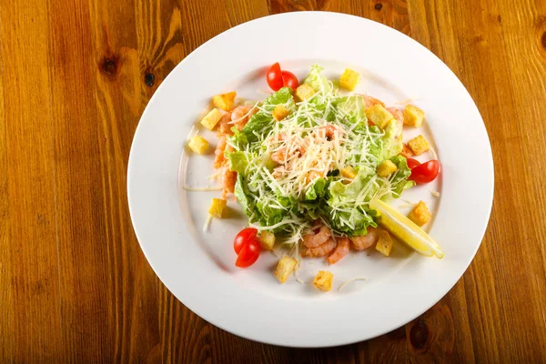 Salada Caesar Com Camarões Parmesão — Fotografia de Stock