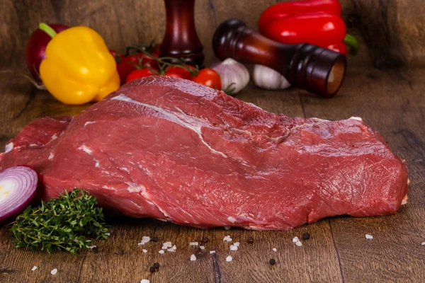 Obearbetat Nötkött Kött Över Trä Bakgrund — Stockfoto