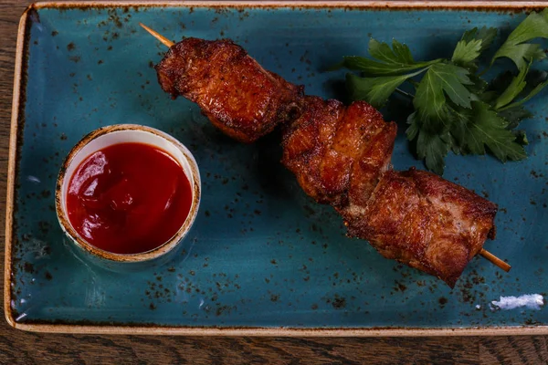 Brocheta Carne Con Salsa Servida Perejil — Foto de Stock