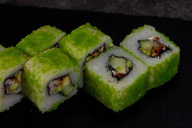 Yılan balığı ile Japon geleneksel rulo