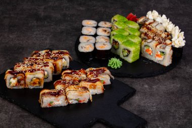 Japon Suşi ile çeşitli madde ayarla