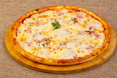 Jambonlu ve mantarlı pizza.