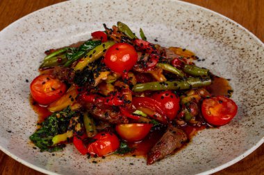 Domates ve otlar ile sığır eti