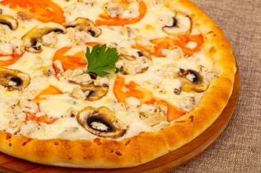 Mantar, peynir ve domates Pizza