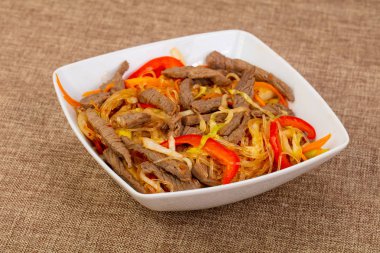 Cam noodle ile sığır eti, sebze ve baharatlar