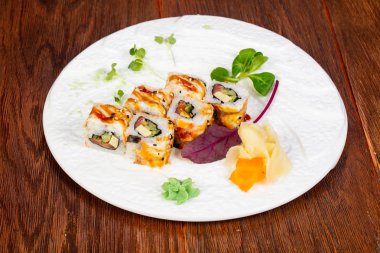 Ton balığı ve yılan balığı ile Japonca soğuk rulo