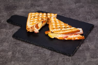 Sandviç sosis ve peynir ile