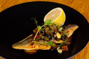 Dorada fileto otlar ve limon ile