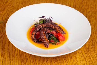 Izgara ahtapot sos ve domates ile