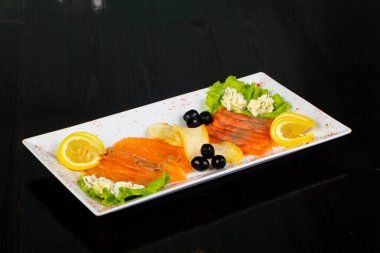 Dilimlenmiş limon ile somon snack